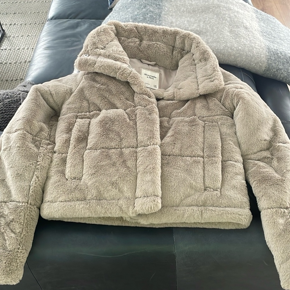 Women’s Abercrombie & Fitch cropped light gray fur coat